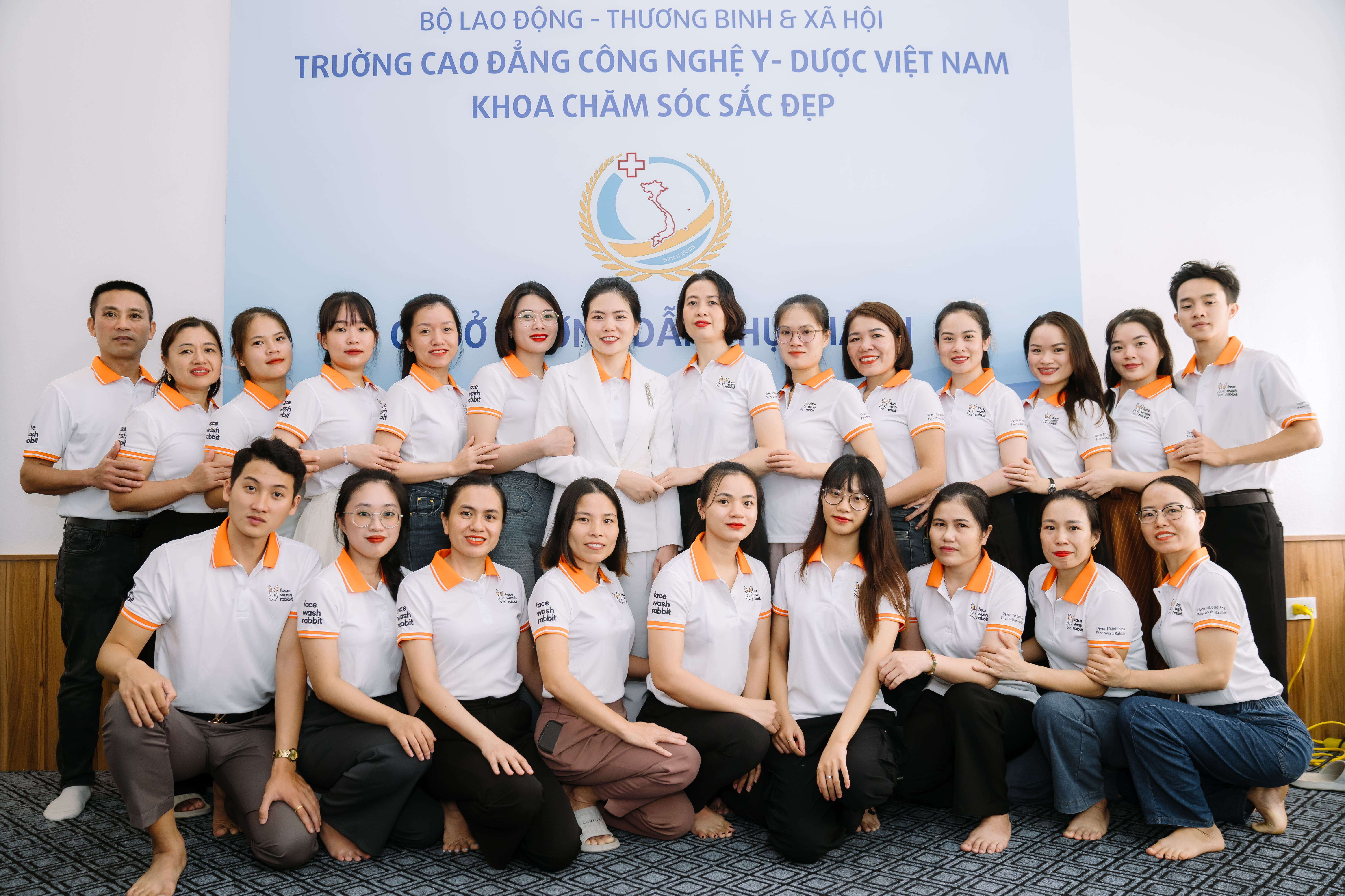 ThS. Vương Thu & Tập thể Học viên Trường Cao Đẳng Công Nghệ Y - Dược Việt Nam