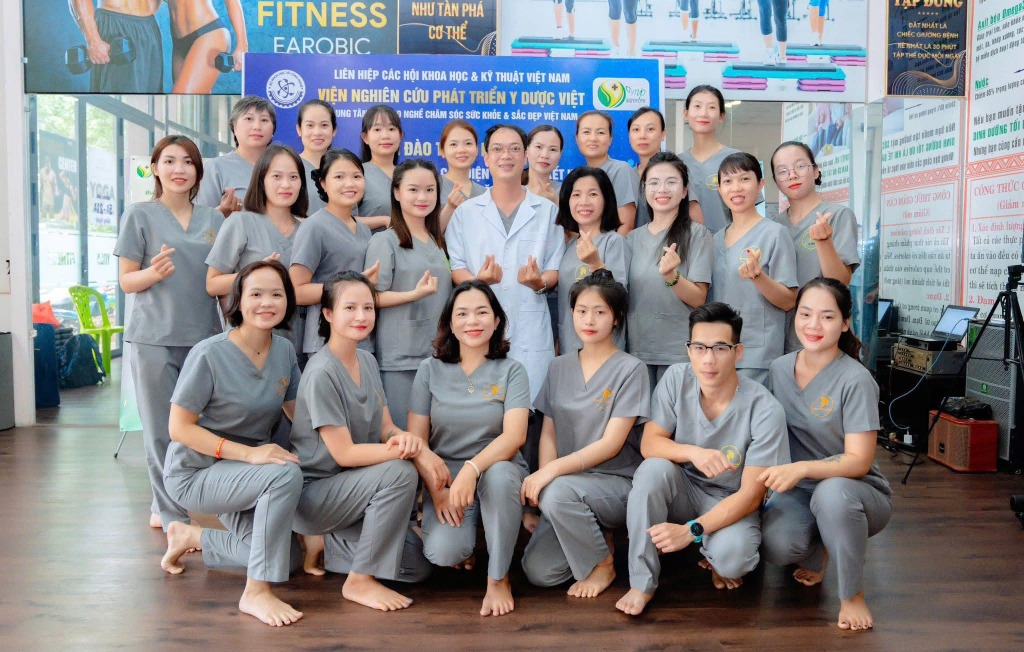 Tập thể Y Bác sĩ Viện NCPT Y Dược Việt
